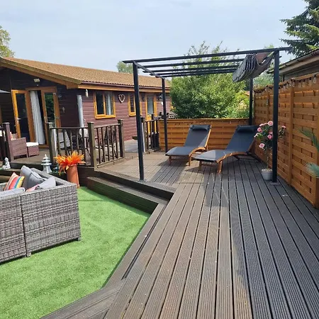 Sleeps 4 With Hot Tub And Parking