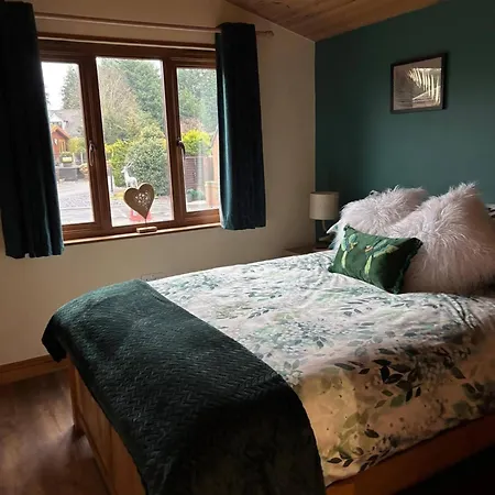 Сasa de vacaciones Sleeps 4 With Hot Tub And Parking