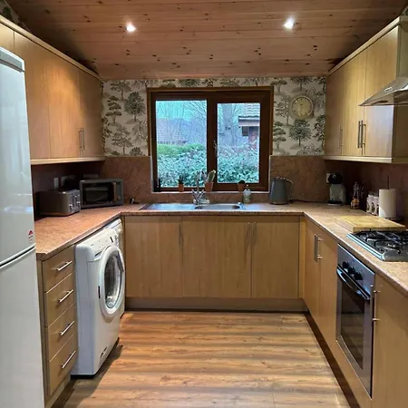 Sleeps 4 With Hot Tub And Parking *