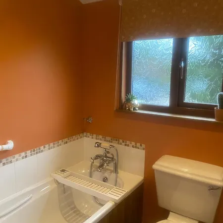 Sleeps 4 With Hot Tub And Parking Сasa de vacaciones *