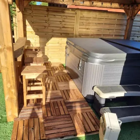 Sleeps 4 With Hot Tub And Parking York