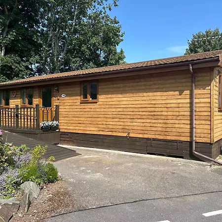 Sleeps 4 With Hot Tub And Parking *