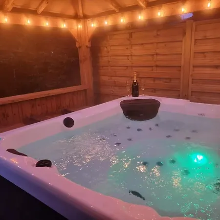 Sleeps 4 With Hot Tub And Parking Сasa de vacaciones York
