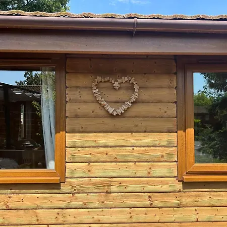 Sleeps 4 With Hot Tub And Parking *
