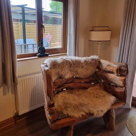 Sleeps 4 With Hot Tub And Parking *
