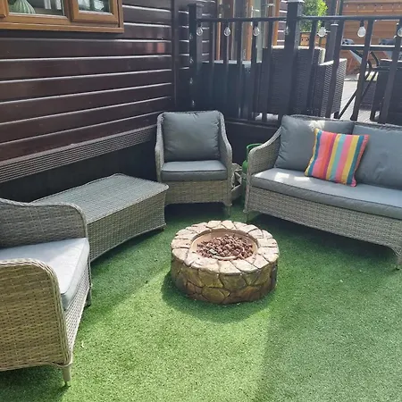Sleeps 4 With Hot Tub And Parking * York