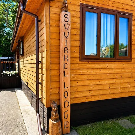 Sleeps 4 With Hot Tub And Parking *